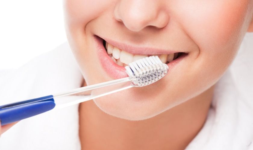 Vệ sinh răng miệng kém là nguyên nhân gây sưng chân răng