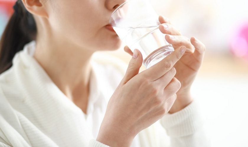 Uống nhiều nước giúp ngăn ngừa sưng chân răng