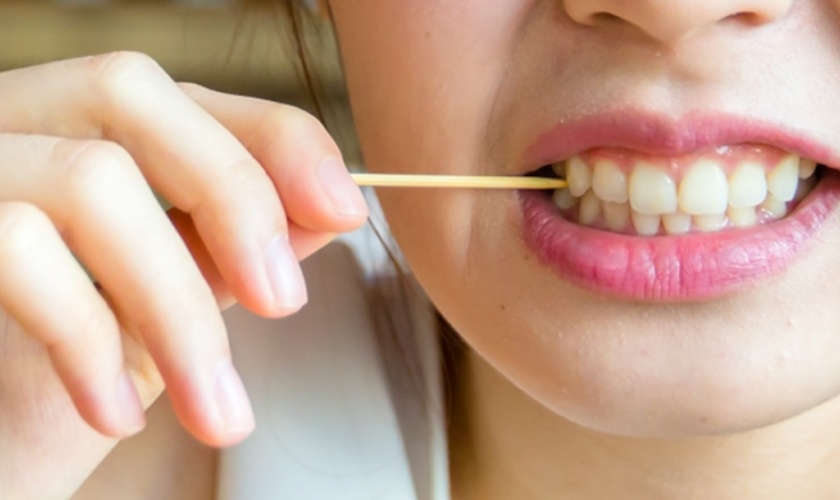 Thói quen dùng tăm xỉa răng có thể khiến nướu bị sưng đỏ