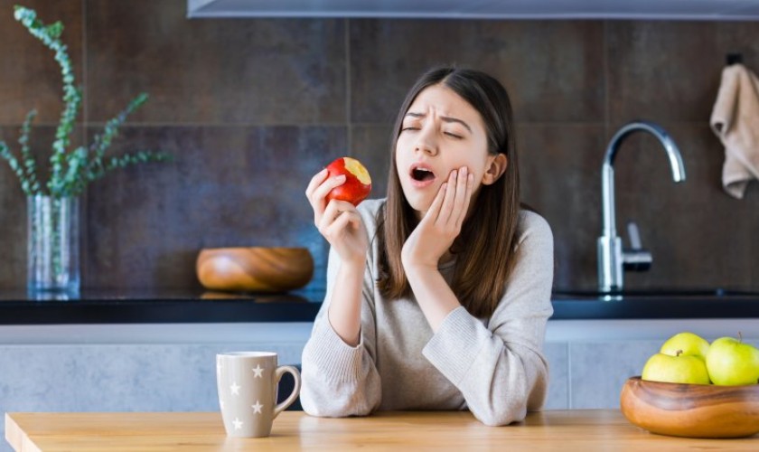 Đau nhức răng gây khó khăn khi ăn uống